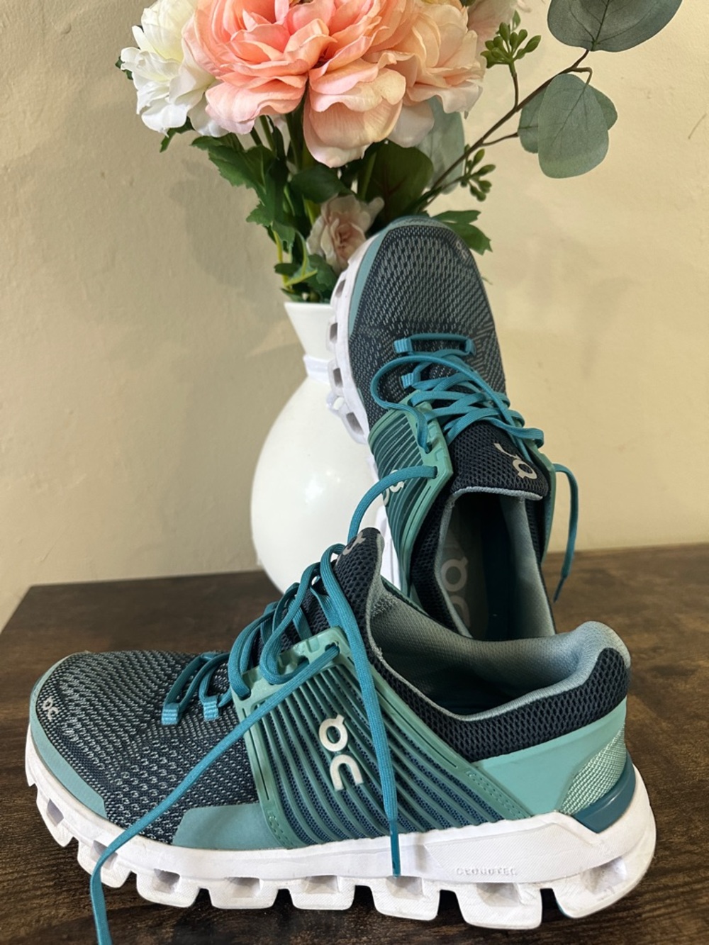 On Running Women's Cloudswift Athletic Shoes in Teal and Navy size 5